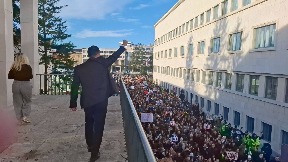 Svedok s pištoljem na ročištu